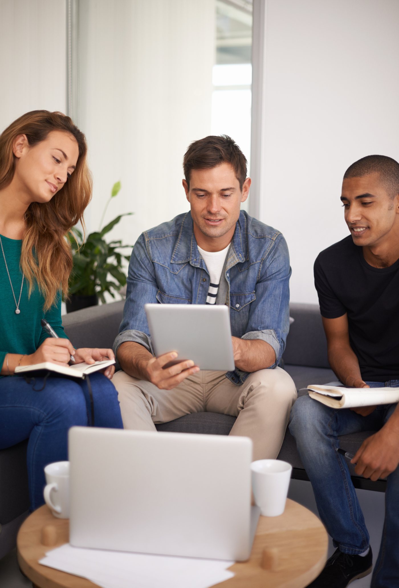 Tre persone consultano un tablet