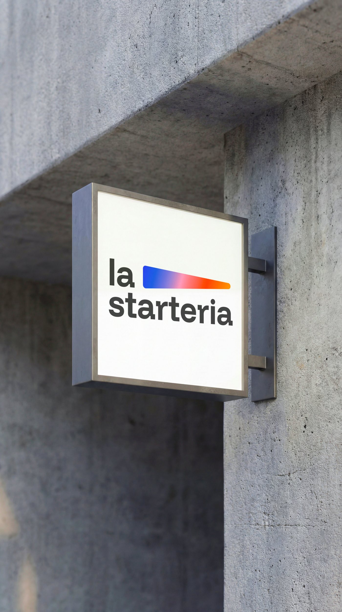 L'insegna della starteria sulla facciata